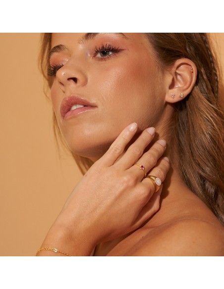 modelo con anillo oro circonita rubi