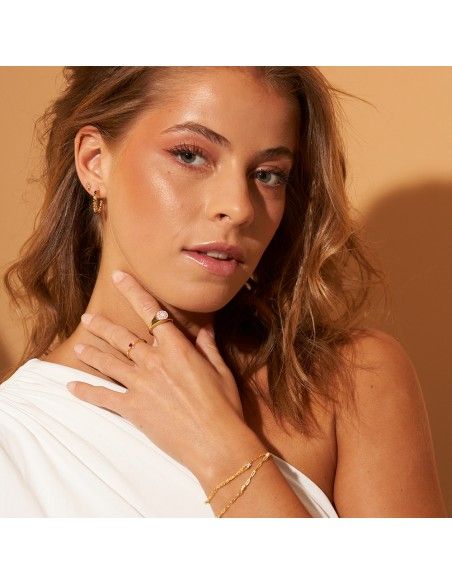 modelo con anillo oro circonita rubi